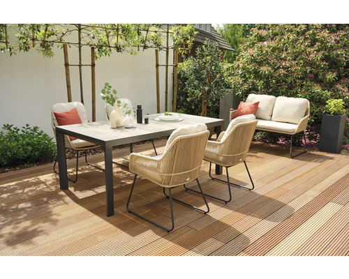 Gartenszene mit Esstisch, Stühlen und Sitzbank auf einer Holzterrasse