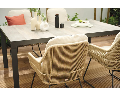 Gartentisch mit Stühlen und Dekoration für eine Terrasse