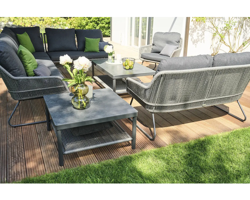 Ensemble de meubles de jardin avec coin salon, fauteuil et table basse sur une terrasse