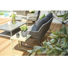 Terrasse avec mobilier de salon, table et décoration