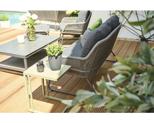 Terrasse avec mobilier de salon, table et décoration