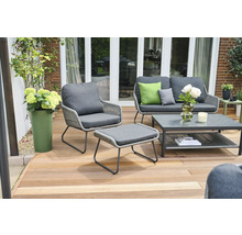 Ensemble de meubles de jardin avec canapé, fauteuil, tabouret et table sur une terrasse en bois
