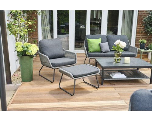 Ensemble de meubles de jardin avec canapé, fauteuil, tabouret et table sur une terrasse en bois