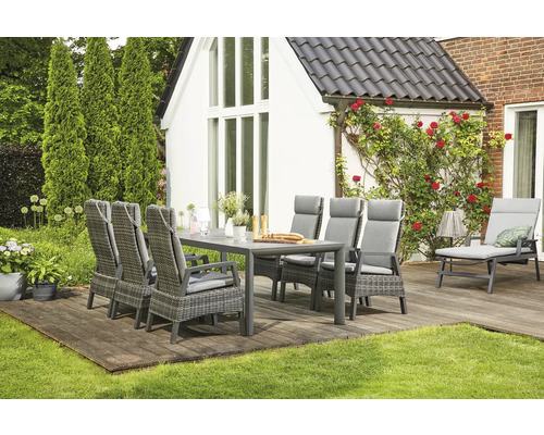 Gartenmöbel-Set mit Esstisch und Stühlen auf einer Terrasse im Garten.