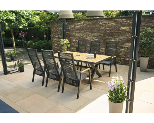 Ensemble de mobilier de jardin avec table et chaises sur une terrasse
