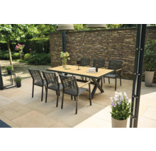 Scène de jardin avec table à manger, chaises et décoration de jardin sur une terrasse