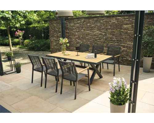 Scène de jardin avec table à manger, chaises et décoration de jardin sur une terrasse