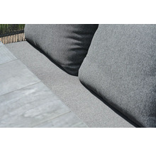 Gros plan de coussins gris sur un banc d'extérieur