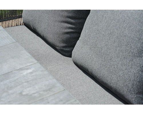 Gros plan de coussins gris sur un banc d'extérieur