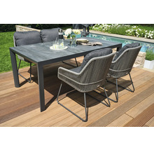 Table de jardin avec chaises sur une terrasse en bois près d'une piscine