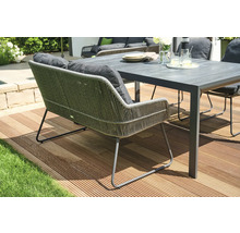 Banc de jardin avec coussins et table sur une terrasse