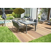 Ensemble de meubles de jardin sur une terrasse en bois avec parasol et plantes