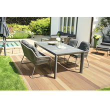 Terrasse avec table à manger, chaises et mobilier de jardin sur plancher en bois