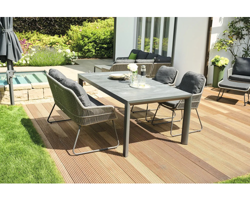 Terrasse avec table à manger, chaises et mobilier de jardin sur plancher en bois