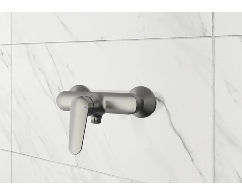 Einhebelmischer für die Dusche, installiert an einer gefliesten Wand