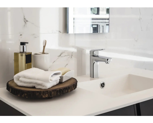 Modernes Badezimmerwaschbecken mit Armatur und Accessoires