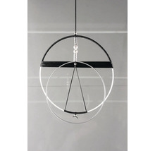 Mobile décoratif avec des éléments circulaires et suspension à cordon