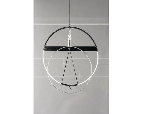 Mobile décoratif avec des éléments circulaires et suspension à cordon