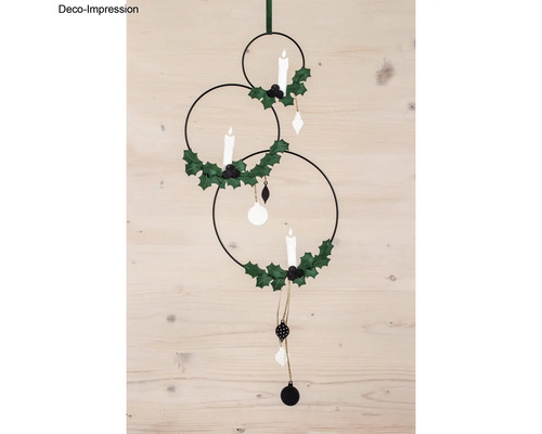 Suspension décorative avec bougies, feuilles de houx et pendentifs décoratifs pour un éclairage festif