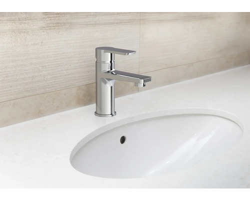 Robinet de lavabo sur un lavabo blanc