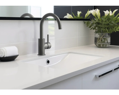 Modernes Badezimmer mit Waschbecken, Armatur und Dekoration