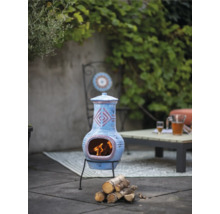 Cheminée d''extérieur décorative en terre cuite avec bois sur une terrasse