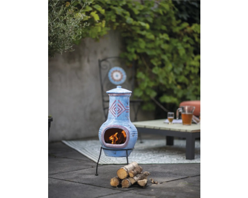 Cheminée d''extérieur décorative en terre cuite avec bois sur une terrasse