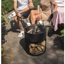 Personen sitzen um eine Feuerstelle und halten Marshmallows über die Flammen