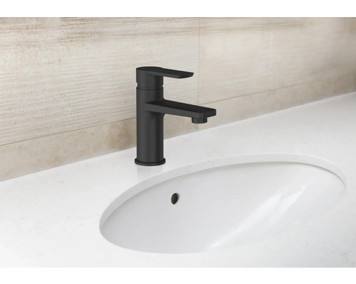 Waschtischarmatur aus Metall auf einem Waschbecken