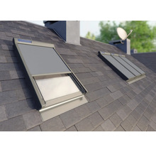 Fenêtres de toit avec store occultant sur un toit