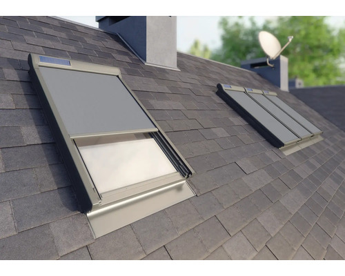 Fenêtres de toit avec store occultant sur un toit