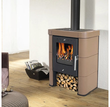 Kaminofen mit Holz und brennendem Feuer im Wohnzimmer