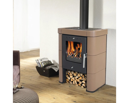 Kaminofen mit Holz und brennendem Feuer im Wohnzimmer