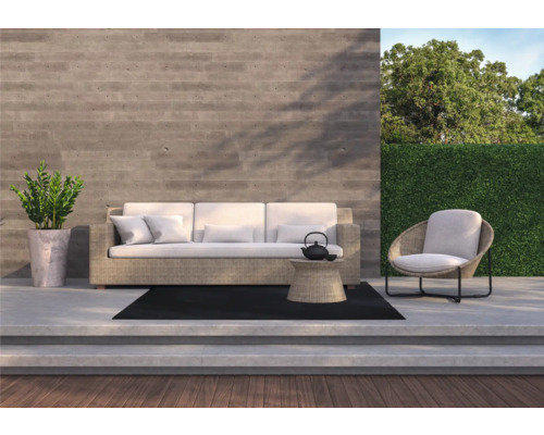Terrasse mit Loungemöbeln, Pflanze und Dekoration