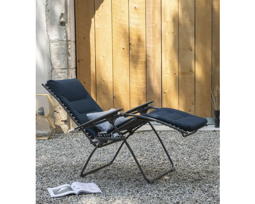 Garten Szene mit Liegestuhl aus Metall mit Auflage und Fußteil