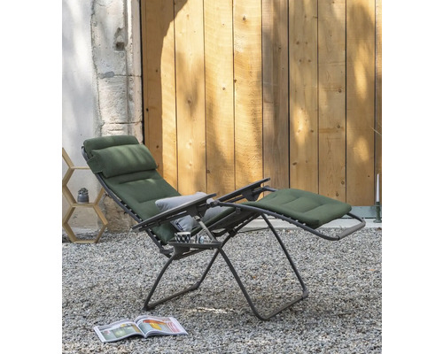 Gartenliege mit Fußstütze und Kissen auf Kies