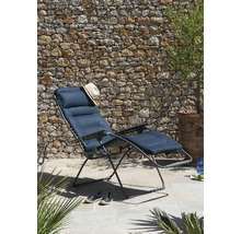 Gartenszene mit einem Liegestuhl mit Fußstütze, einem Hut und Schuhen