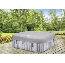Jacuzzi gonflable avec couverture dans le jardin