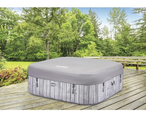 Jacuzzi gonflable avec couverture dans le jardin