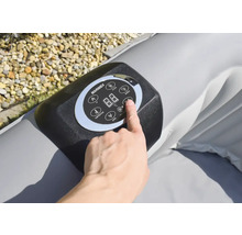 Panneau de commande du bain à remous Marimex avec le doigt sur un bouton