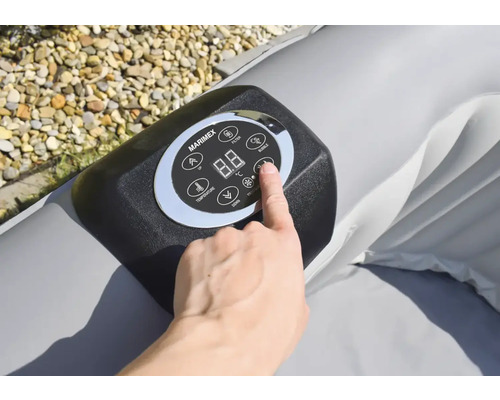 Panneau de commande du bain à remous Marimex avec le doigt sur un bouton