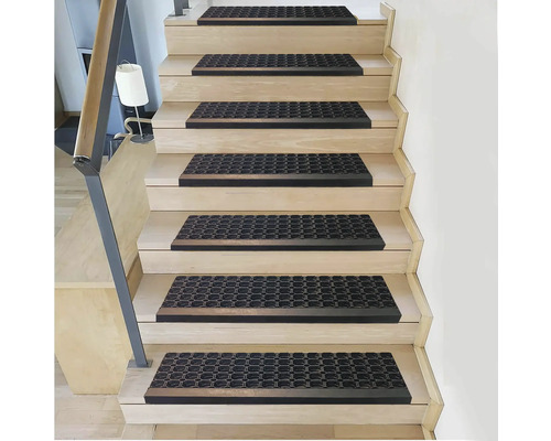 Escalier avec tapis antidérapants.