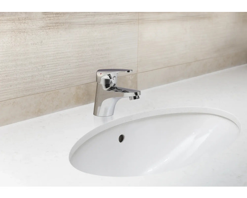 Waschbecken mit Armatur auf Waschtisch