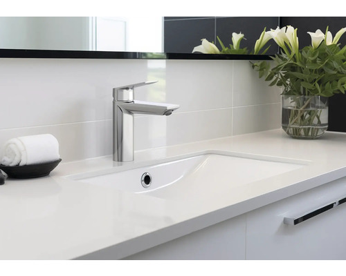 Modernes Badezimmer mit Waschbecken, Armatur und Handtuch