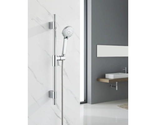 Handbrause mit Brausestange im Badezimmer