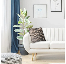 Coussin décoratif avec motif de plumes sur un canapé dans un salon