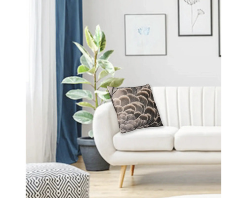 Coussin décoratif avec motif de plumes sur un canapé dans un salon
