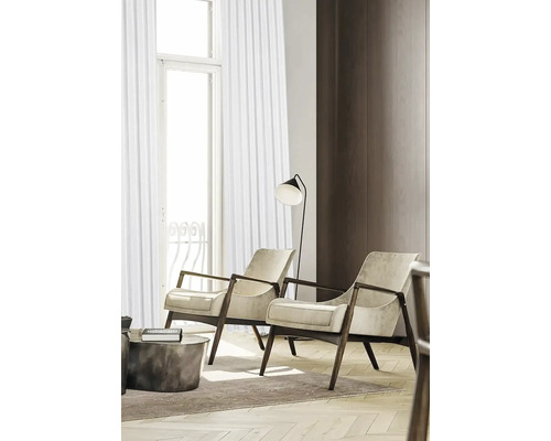 Deux fauteuils en tissu et bois dans un salon lumineux