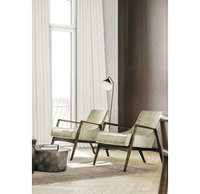 Wohnzimmer mit zwei Sesseln, Stehlampe und Vorhängen vor dem Fenster.