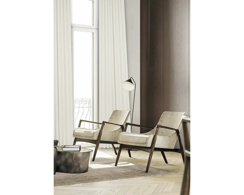 Wohnzimmer mit zwei Sesseln, Stehlampe und Vorhängen vor dem Fenster.